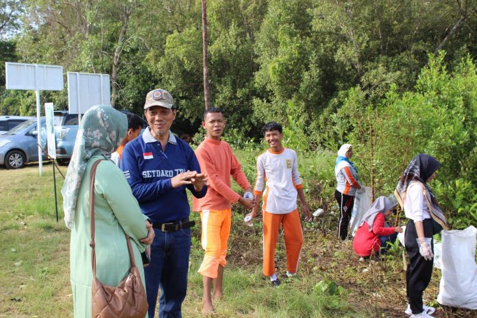 Dalam rangka memperingati Hari Peduli Sampah Nasional (HPSN) 2025, Dinas Lingkungan Hidup (DLH) Kota Tanjungpinang menggelar aksi gotong-royong membersihkan sampah di berbagai titik, baik di darat maupun di laut, Jumat, (21/2/2025). f,DLH