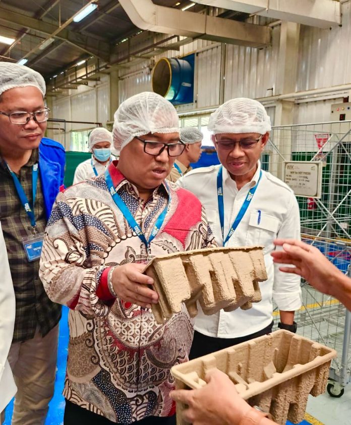 Wakil Gubernur Kepulauan Riau (Kepri), Nyanyang Haris Pratamura, melakukan kunjungan kerja ke PT Free The Sea, sebuah perusahaan pengolah sampah plastik yang berlokasi di Panbil Industrial Park, Kota Batam, Jumat (11/4) f,diskominfo Kepri