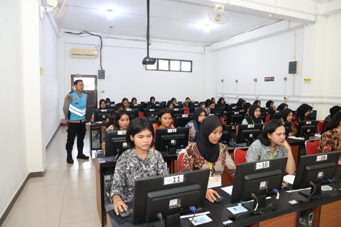 Sebanyak 139 Calon Siswa (Casis) Bintara Polri Polda Kepri menjalani tes psikologi berbasis Computer Assisted Test (CAT) di Universitas Putra Batam, Kamis (24/4/2025). f,Polda Kepri