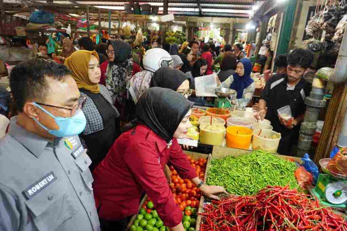 Harga bahan pangan di Kota Tanjungpinang, Kepulauan Riau, terpantau stabil pasca Idulfitri 2025. Bahkan, sejumlah komoditas mengalami penurunan harga dibandingkan periode Ramadan dan Lebaran. F, diskominfo Tanjungpinang