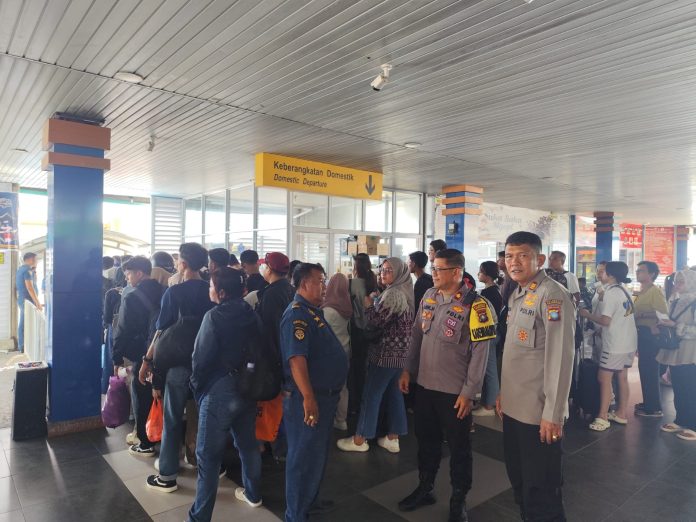 Polresta Tanjungpinang menurunkan sebanyak 57 personel gabungan untuk mengamankan puncak arus balik pasca libur Idulfitri 1446 Hijriah tahun 2025, yang berlangsung sejak 5 hingga 6 April 2025. F, Polresta Tanjungpinang