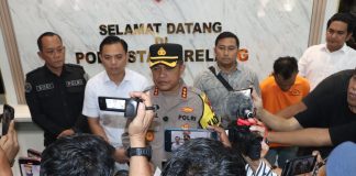 Polresta Barelang Ungkap Kasus Penggelapan Motor, Pelaku Diamankan di Sekupang Kapolresta Barelang Kombes Pol Zaenal Arifin, menggelar konferensi pers terkait pengungkapan kasus penggelapan sepeda motor oleh seorang penumpang ojek online. Konferensi digelar di Lobby Mapolresta Barelang, Senin (7/4/2025) f, Polresta Barelang