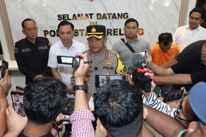Kapolresta Barelang Kombes Pol Zaenal Arifin, menggelar konferensi pers terkait pengungkapan kasus penggelapan sepeda motor oleh seorang penumpang ojek online. Konferensi digelar di Lobby Mapolresta Barelang, Senin (7/4/2025) f, Polresta Barelang