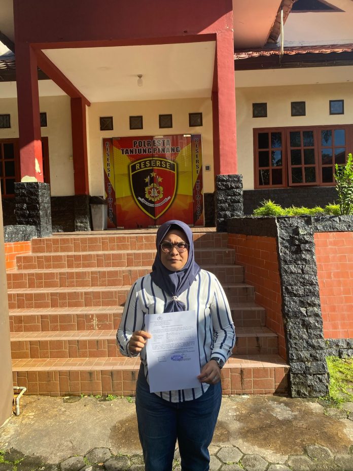 Pegawai Negeri Sipil (PNS) Pemerintah Kota (Pemkot) Tanjungpinang, Vina Saktiani, melaporkan akun Instagram @boy.inok ke Polresta Tanjungpinang atas dugaan pencemaran nama baik melalui media sosial, Senin (7/4/2025).f, kiriman untuk BI