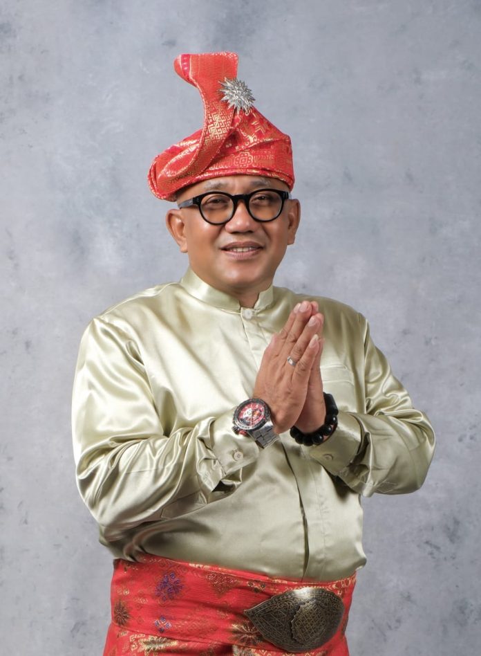 Wali Kota Tanjungpinang, Lis Darmansyah, mengeluarkan kebijakan baru yang mewajibkan seluruh aparatur sipil negara (ASN) di lingkungan Pemerintah Kota Tanjungpinang untuk mengenakan tanjak setiap hari Jumat, f, diskominfo Tanjungpinang