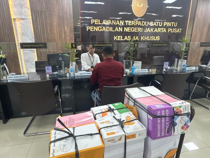 Kejaksaan Negeri (Kejari) Jakarta Pusat resmi melimpahkan berkas perkara dan surat dakwaan kasus dugaan tindak pidana korupsi dan pencucian uang yang melibatkan sejumlah perusahaan dalam grup PT Duta Palma ke Pengadilan Tindak Pidana Korupsi (Tipikor) Jakarta Pusat, Rabu (9/4/2025). F, Kejagung