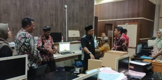 Sidak ke OPD, Wali Kota Lis Darmansyah: Layanan Masyarakat Harus Cepat dan Nyaman Wali Kota Tanjungpinang, Lis Darmansyah, melakukan inspeksi mendadak (sidak) ke sejumlah Organisasi Perangkat Daerah (OPD), Kamis (10/4/2025). F, BI