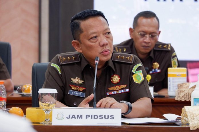 Kejaksaan Agung (Kejagung) melalui Tim Jaksa Penyidik pada Direktorat Penyidikan Jaksa Agung Muda Bidang Tindak Pidana Khusus (JAM PIDSUS) memeriksa delapan orang saksi dalam kasus dugaan tindak pidana korupsi tata kelola minyak mentah dan produk kilang pada PT Pertamina (Persero), Sub Holding, serta Kontraktor Kontrak Kerja Sama (KKKS) periode 2018 hingga 2023 f, Kejagung