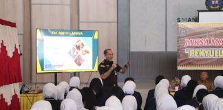Kejati Kepri Gelar Program Jaksa Masuk Sekolah di Tanjungpinang, Angkat Isu Narkoba dan Anti-Bullying Tim JMS Kejati Kepri dipimpin oleh Kasi Penerangan Hukum, Yusnar Yusuf, S.H., M.H., saat menyampaikan pencegahan Penyalahgunaan dan Peredaran Gelap Narkotika, Psikotropika, dan Zat Adiktif Lainnya serta Anti Perundungan (Bullying)”., Selasa (29/4/2025) , f, Kejati Kepri