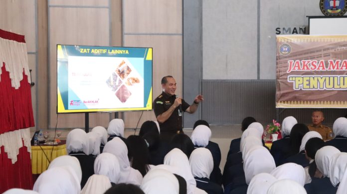 Tim JMS Kejati Kepri dipimpin oleh Kasi Penerangan Hukum, Yusnar Yusuf, S.H., M.H., saat menyampaikan pencegahan Penyalahgunaan dan Peredaran Gelap Narkotika, Psikotropika, dan Zat Adiktif Lainnya serta Anti Perundungan (Bullying)”., Selasa (29/4/2025) , f, Kejati Kepri