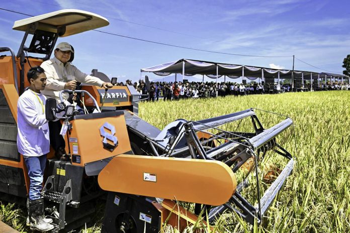 Presiden Prabowo Subianto menghadiri kegiatan Panen Raya Nasional yang dipusatkan di Desa Randegan Wetan, Kecamatan Jati 7, Kabupaten Majalengka, Provinsi Jawa Barat, pada Senin, 7 April 2025. (Foto: BPMI Setpres)