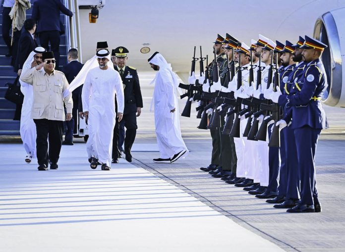 Presiden Republik Indonesia, Prabowo Subianto, tiba di Presidential Flight, Abu Dhabi, Persatuan Emirat Arab (PEA), pada Rabu, 9 April 2025, sekitar pukul 06.30 waktu setempat (WS). (Foto: BPMI Setpres)