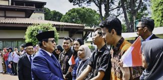 Warga Indonesia di Turki Antusias Sambut Kedatangan Prabowo Presiden Prabowo Subianto tiba di Antalya, Turkiye, disambut oleh Warga Indonesia pada Jumat, 11 April 2025 (Foto: BPMI Setpres)