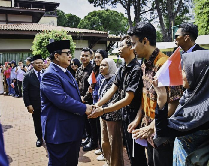 Presiden Prabowo Subianto tiba di Antalya, Turkiye, disambut oleh Warga Indonesia pada Jumat, 11 April 2025 (Foto: BPMI Setpres)