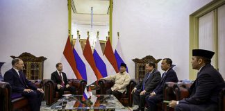 Presiden Prabowo Terima Kunjungan Wakil PM Rusia Denis Manturov di Istana Merdeka, Bahas Penguatan Kerja Sama Ekonomi Presiden Republik Indonesia Prabowo Subianto menerima kunjungan kehormatan Wakil Perdana Menteri Pertama Federasi Rusia Denis V. Manturov, sekaligus Ketua Bersama dari Pihak Rusia pada Komisi Gabungan Rusia-Indonesia untuk Kerja Sama Ekonomi, Perdagangan, dan Teknis di Istana Merdeka, Jakarta, pada Selasa, 15 April 2025. (Foto: BPMI Setpres)