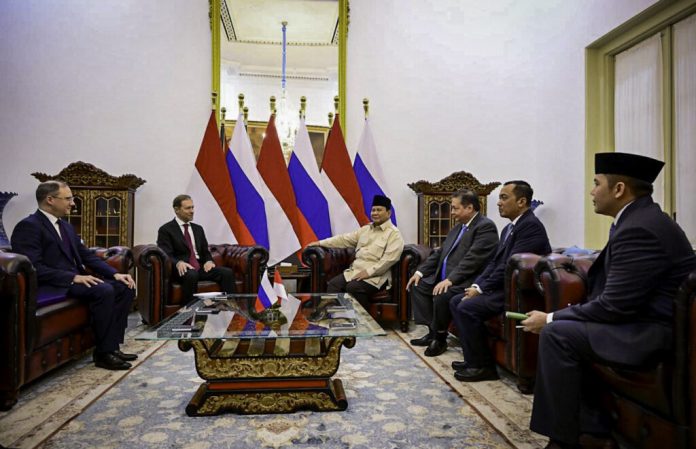 Presiden Republik Indonesia Prabowo Subianto menerima kunjungan kehormatan Wakil Perdana Menteri Pertama Federasi Rusia Denis V. Manturov, sekaligus Ketua Bersama dari Pihak Rusia pada Komisi Gabungan Rusia-Indonesia untuk Kerja Sama Ekonomi, Perdagangan, dan Teknis di Istana Merdeka, Jakarta, pada Selasa, 15 April 2025. (Foto: BPMI Setpres)