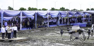 Presiden Prabowo Pimpin Tanam Padi Serentak Pakai Drone di 14 Provinsi Presiden Prabowo mencoba tebar benih dengan teknologi drone pertanian di Ogan Ilir, Sumatera Selatan, pada Rabu, 23 April 2025 (Foto: BPMI Setpres)