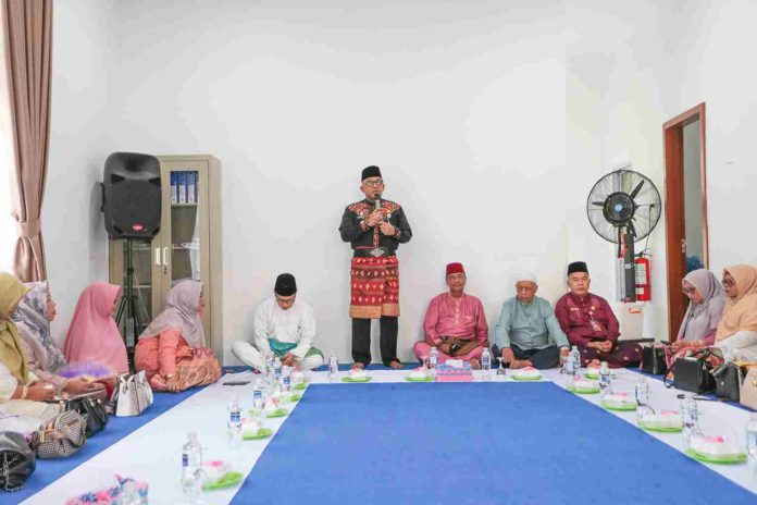 Wali Kota Tanjungpinang, Lis Darmansyah, secara resmi melepas keberangkatan 16 calon jamaah haji dari kalangan anggota dan pengurus PGRI Kota Tanjungpinang, Selasa (22/4/2025). f,diskominfo Tanjungpinang