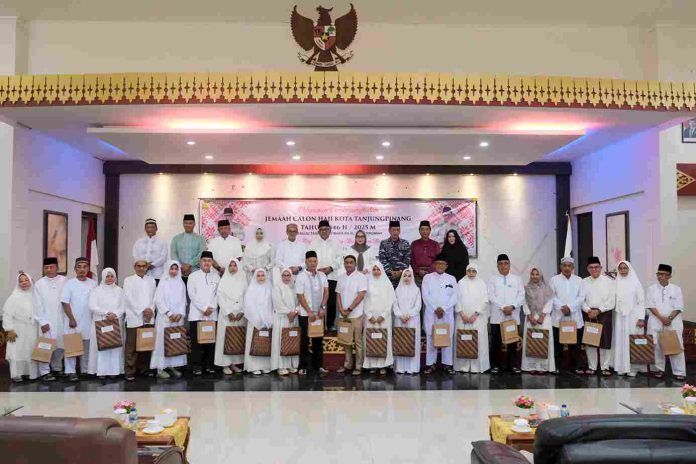 Pemerintah Kota Tanjungpinang mengikuti Rapat Koordinasi Pembahasan Langkah Konkret Pengendalian Inflasi di Daerah, yang digelar secara hybrid dari Ruang Rapat Lantai 3 Kantor Wali Kota Tanjungpinang, Senin (28/4/2025). F, diskominfo Tanjungpinang