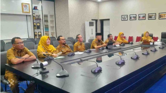 Pemerintah Kota Tanjungpinang mengikuti Rapat Koordinasi Pembahasan Langkah Konkret Pengendalian Inflasi di Daerah, yang digelar secara hybrid dari Ruang Rapat Lantai 3 Kantor Wali Kota Tanjungpinang, Senin (28/4/2025). F, diskominfo Tanjungpinang