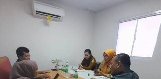 BUMD Tanjungpinang Tindak Tegas Pedagang Tak Ramah di Potong Lembu dan Melayu Square, Ini Langkah Perbaikannya Badan Usaha Milik Daerah (BUMD) Kota Tanjungpinang melalui PT Tanjungpinang Makmur Bersama (TMB) langsung bergerak cepat dengan mengambil sejumlah langkah tegas untuk meningkatkan kenyamanan dan kepuasan pengunjung pedagang di kawasan Akau Potong Lembu dan Melayu Square, Selasa (29/4/2025). F,diskominfo Tanjungpinang