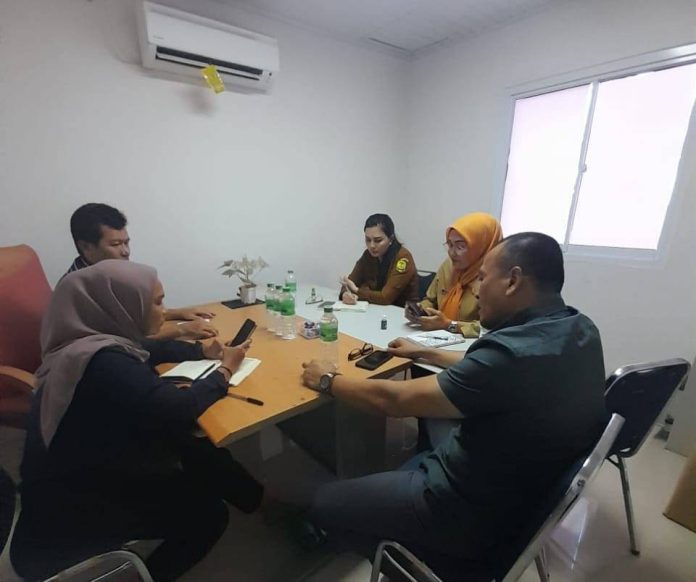 Badan Usaha Milik Daerah (BUMD) Kota Tanjungpinang melalui PT Tanjungpinang Makmur Bersama (TMB) langsung bergerak cepat dengan mengambil sejumlah langkah tegas untuk meningkatkan kenyamanan dan kepuasan pengunjung pedagang di kawasan Akau Potong Lembu dan Melayu Square, Selasa (29/4/2025). F,diskominfo Tanjungpinang