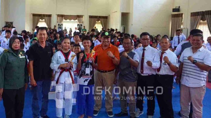  Pemerintah Kota Tanjungpinang secara resmi membuka Kejuaraan IMOOGI Taekwondo Liga Pelajar Antar Sekolah Tahun 2025, yang digelar di Gedung Aula SMPN 4 Tanjungpinang, Sabtu (12/04/2025). f,diskominfo Tanjungpinang