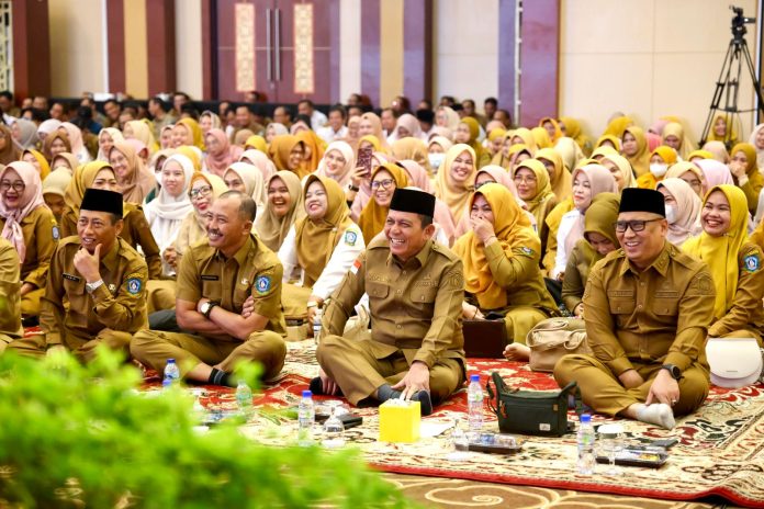 Gubernur Kepulauan Riau (Kepri) H. Ansar Ahmad bersama Wakil Gubernur Nyanyang Haris Pratamura menggelar acara silaturahmi halal bihalal dengan seluruh pegawai Pemerintah Provinsi Kepulauan Riau di Aula Wan Seri Beni, Dompak, Tanjungpinang, pada Selasa (8/4/2025), dan menjadi bagian dari tradisi tahunan pasca Hari Raya Idulfitri 1446 H. F,diskominfo Kepri