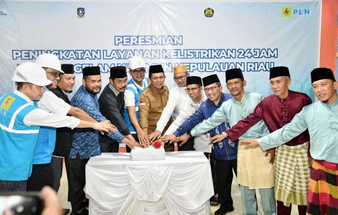 Gubernur Kepri, Ansar Ahmad resmikan layanan listrik 24 jam di Pulau Parit, Kecamatan Selat Gelam, Kabupaten Karimun, Senin (14/4). F, diskominfo Kepri