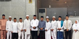 Amsakar Achmad Lepas 13 Calon Jemaah Haji dari KDA Batam, Harapkan Haji Mabrur dan Selamat Wali Kota Batam, Amsakar Achmad, secara resmi melepas keberangkatan 13 calon jemaah haji dari Perumahan Kurnia Djaja Alam (KDA) dalam acara Walimatussafar yang digelar di Masjid Darussalam KDA, Kamis (1/5/2025). f, diskominfo Batam