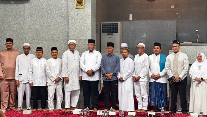 Wali Kota Batam, Amsakar Achmad, secara resmi melepas keberangkatan 13 calon jemaah haji dari Perumahan Kurnia Djaja Alam (KDA) dalam acara Walimatussafar yang digelar di Masjid Darussalam KDA, Kamis (1/5/2025). f, diskominfo Batam