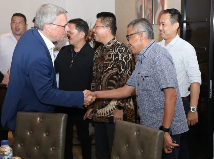 Pemerintah Kota Batam menerima kunjungan delegasi dari Negara Bagian Bremen, Jerman, dalam rangka memperkuat kerja sama bilateral di berbagai sektor strategis. Pertemuan berlangsung di Harbour Bay Seafood Restaurant, Rabu (7/5/2025). F, diskominfo Batam