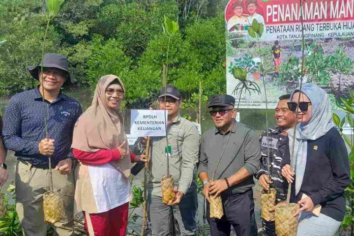 Pemerintah Kota Tanjungpinang bersama SMP Negeri 10 Tanjungpinang dan Komando Armada I (Koarmada I) melaksanakan kegiatan penataan RTH dan penanaman 5.000 pohon mangrove, Sabtu (24/5/2025). F, diskominfo Tanjungpinang