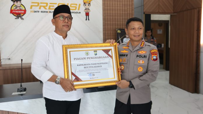 Polresta Tanjungpinang menerima penghargaan dari Ketua DPRD Kota Tanjungpinang, H. Agus Djurianto, atas keberhasilannya mengungkap kasus peredaran narkotika jenis sabu seberat 10 kilogram. Penghargaan ini diberikan pada Selasa (06/05/2025) f, Polresta Tanjungpinang