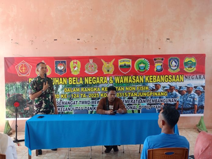 Satgas TMMD ke-124 Tahun 2025 Kodim 0315/Tanjungpinang menggandeng Kejaksaan Negeri (Kejari) Lingga dan Pemerintah Kabupaten Lingga dalam memberikan penyuluhan hukum dan wawasan kebangsaan kepada masyarakat Desa Panggak Laut, Kecamatan Daik, Kabupaten Lingga, Rabu (7/5/2025). F, Pendim 0315