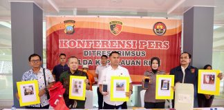 Operator SPBU di Batam Diduga Selewengkan BBM Subsidi, Rugikan Negara Hampir Rp2 Miliar Subdit IV Tindak Pidana Tertentu (Tipidter) Ditreskrimsus Polda Kepulauan Riau mengungkap dugaan penyalahgunaan Bahan Bakar Minyak (BBM) subsidi jenis Pertalite oleh seorang operator SPBU di kawasan Kabil, Kota Batam. Kasus ini mencuat setelah viralnya video di media sosial yang memperlihatkan pengisian Pertalite ke dalam jerigen, Minggu (27/4/2025) dini hari, f, Polda Kepri