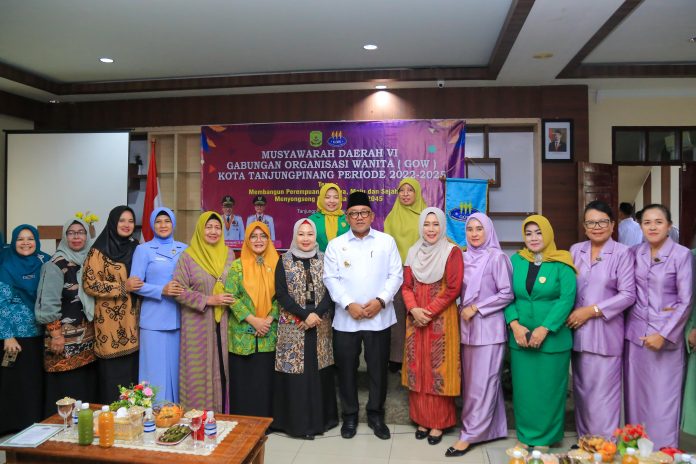 Wali Kota Tanjungpinang, Lis Darmansyah, mengajak Gabungan Organisasi Wanita (GOW) untuk menjadi kekuatan ekonomi baru bagi kaum perempuan di Tanjungpinang. Hal ini disampaikannya saat membuka Musyawarah Daerah (Musda) VI GOW Kota Tanjungpinang, Rabu (14/5/2025), di Aula Asrama Haji, Jalan Pemuda. F, diskominfo Tanjungpinang