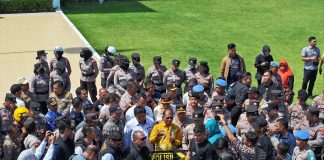 250 Personel Polisi Amankan Aksi Unjuk Rasa HNSI Kepri di Gedung Daerah dan DPRD Sebanyak 250 personel kepolisian dikerahkan untuk mengamankan aksi unjuk rasa yang digelar oleh Himpunan Nelayan Seluruh Indonesia (HNSI) Provinsi Kepulauan Riau (Kepri), Kamis (15/5/2025). F, Polresta Tanjungpinang