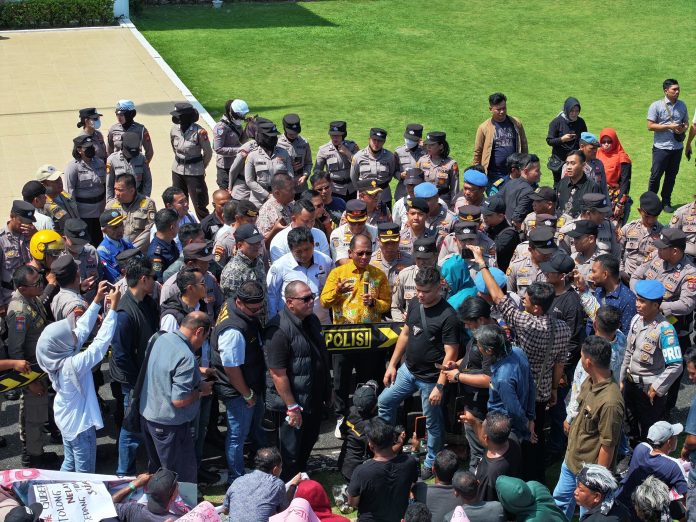 Sebanyak 250 personel kepolisian dikerahkan untuk mengamankan aksi unjuk rasa yang digelar oleh Himpunan Nelayan Seluruh Indonesia (HNSI) Provinsi Kepulauan Riau (Kepri), Kamis (15/5/2025). F, Polresta Tanjungpinang