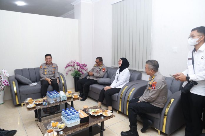 Wakapolda Kepri Brigjen Pol. Dr. Anom Wibowo menerima kunjungan jajaran Kemenko Kumham Imigrasi dan Pemasyarakatan (Imipas) di ruang kerjanya, Selasa (20/5/2025). F, Polda Kepri