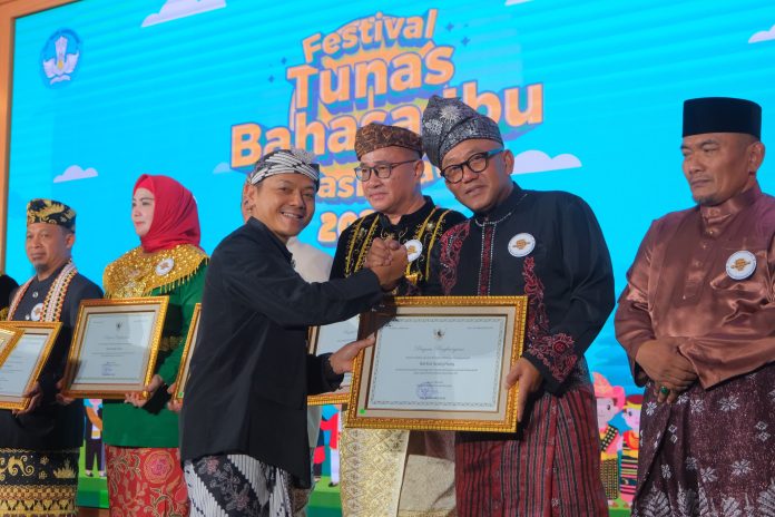 Walikota Tanjungpinang menerima penghargaan dari Kemendikdasmen Menteri Pendidikan Dasar dan Menengah RI, Abdul Mu’ti, dalam acara Festival Tunas Bahasa Ibu Nasional (FBIN) 2025 yang berlangsung pada Senin, 26 Mei 2025, di Gedung Merah Putih PPSDM Kemendikdasmen, Depok, Jawa Barat. F, diskominfo Tanjungpinang