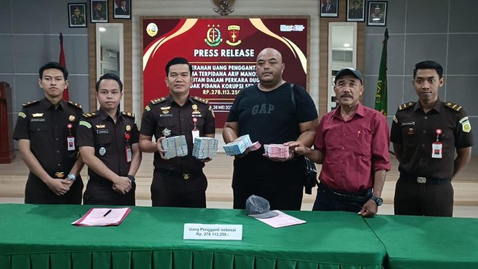 Kepala Seksi Tindak Pidana Khusus (Kasipidsus) Kejari Tanjungpinang, Roy Huffington Harahap, menunjukkan pembayaran uang pengganti sebesar Rp278.113.250 dari terpidana tindak pidana korupsi Arif Manotar, Rabu, 28 Mei 2025. F, Kejari Tanjungpinang