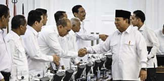 Presiden Prabowo Luncurkan Program Sekolah Rakyat Berasrama untuk Anak dari Keluarga Tidak Mampu Presiden RI Prabowo Subianto mengumumkan rencana peluncuran program nasional Sekolah Rakyat dengan sistem asrama dalam Sidang Kabinet Paripurna di Istana Kepresidenan Jakarta, Senin (5/5/2025), f,BPMI Setpres