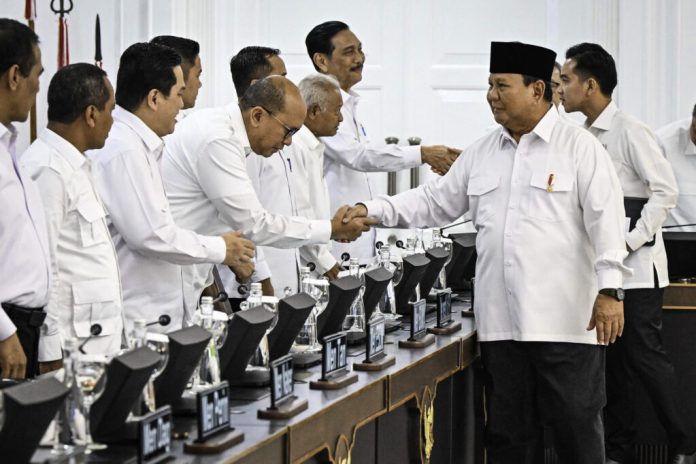  Presiden RI Prabowo Subianto mengumumkan rencana peluncuran program nasional Sekolah Rakyat dengan sistem asrama dalam Sidang Kabinet Paripurna di Istana Kepresidenan Jakarta, Senin (5/5/2025), f,BPMI Setpres