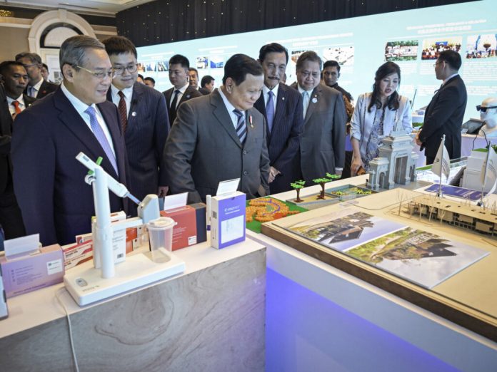 Presiden Republik Indonesia, Prabowo Subianto bersama Premier Republik Rakyat Tiongkok (RRT) Li Qiang menghadiri acara Indonesia-China Business Reception 2025 yang digelar di Hotel Shangri-La, Jakarta, pada Sabtu, 24 Mei 2025. (Foto: BPMI Setpres)