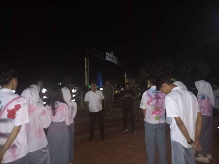 Sejumlah siswa berseragam putih biru yang berkumpul di kawasan Tanjung Siambang, Dompak, dibubarkan oleh petugas gabungan Polresta Tanjungpinang dan Satpol PP, Senin malam (5/5/2025). f,diskominfo Tanjungpinang