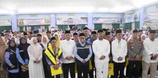 Gubernur Kepri Ansar Ahmad Resmi Lepas 455 Jemaah Calon Haji Kloter 1 Embarkasi Batam 2025 Sebanyak 455 Jemaah Calon Haji (JCH) Kloter 1 Embarkasi Batam tahun 2025 resmi dilepas oleh Gubernur Kepulauan Riau (Kepri), Ansar Ahmad, di Asrama Haji Batam, Jumat (2/5/2025) dini hari. F, diskominfo Tanjungpinang