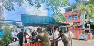 Satpol PP Tanjungpinang Tertibkan Kios dan Lapak PKL Terbengkalai Pasca-Ramadan Satuan Polisi Pamong Praja (Satpol PP) Kota Tanjungpinang menertibkan lima unit kios dan lapak pedagang kaki lima (PKL) yang terbengkalai pasca-Ramadan di kawasan Jalan WR Supratman dan Ganet, Kecamatan Tanjungpinang Timur, Selasa (6/5/2025). F, diskominfo Tanjungpinang