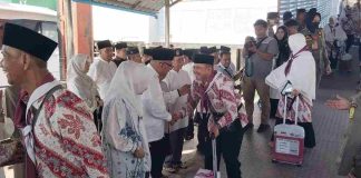 Wali Kota Tanjungpinang Lepas 190 Jemaah Calon Haji, 23 Orang Tertunda karena Visa Wali Kota Tanjungpinang, Lis Darmansyah, secara resmi melepas keberangkatan Jemaah Calon Haji (JCH) asal Tanjungpinang melalui Pelabuhan Internasional Sri Bintan Pura, Kamis (1/5/2025). f,diskominfo Tanjungpinang