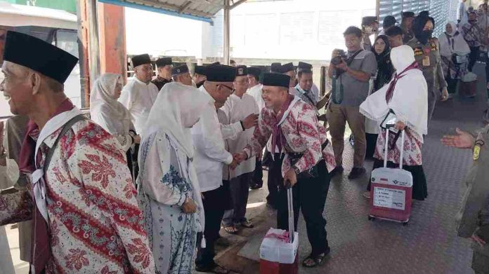 Wali Kota Tanjungpinang, Lis Darmansyah, secara resmi melepas keberangkatan Jemaah Calon Haji (JCH) asal Tanjungpinang melalui Pelabuhan Internasional Sri Bintan Pura, Kamis (1/5/2025). f,diskominfo Tanjungpinang